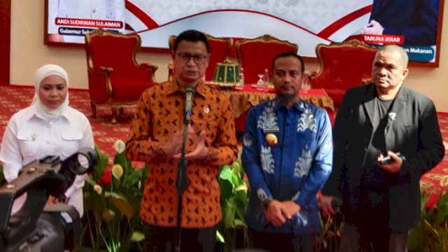 Gubernur Sulsel, Andi Sudirman Sulaiman bersama Kepala BPOM RI, Prof Tarunan Ikrar