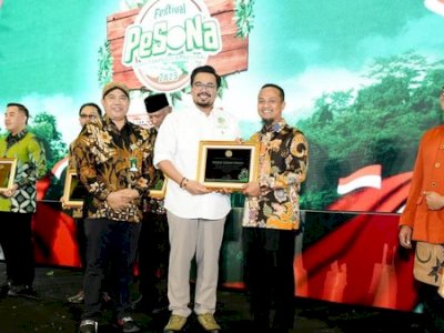 Gubernur Sulsel Andi Sudirman Terima Penghargaan Perhutanan Sosial dari Kemenhut