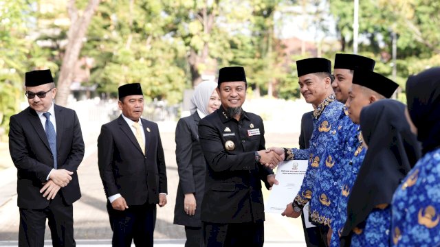 Andi Sudirman Sulaiman Melantik PPPK di Halaman Rujab Gubernur, Kamis,(31/8/2025) Foto : Dok. Pemprov Sulsel
