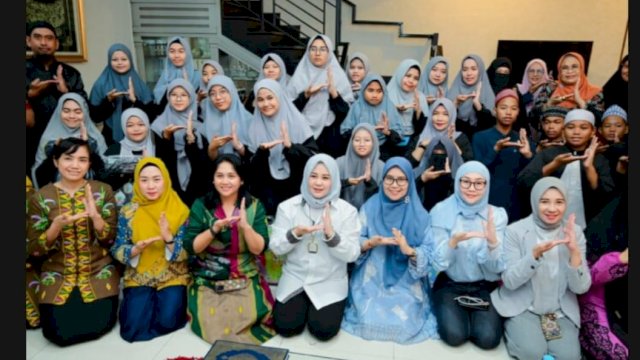 Fatmawati Rusdi, Saat menyambangi Donat Tuli Café Mella dan Rumah Qur’an Tuli Nur Afiah, Sabtu, 2 Agustus 2025.