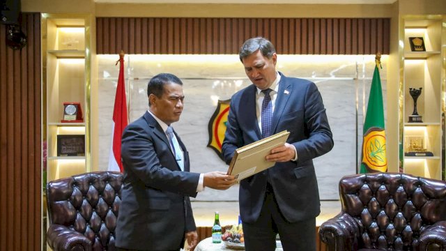 Menteri Pertanian (Mentan) Andi Amran Sulaiman menerima kunjungan Menteri Luar Negeri Belarus, Maxim Ryzhenkov, di Jakarta, Senin (5/8).