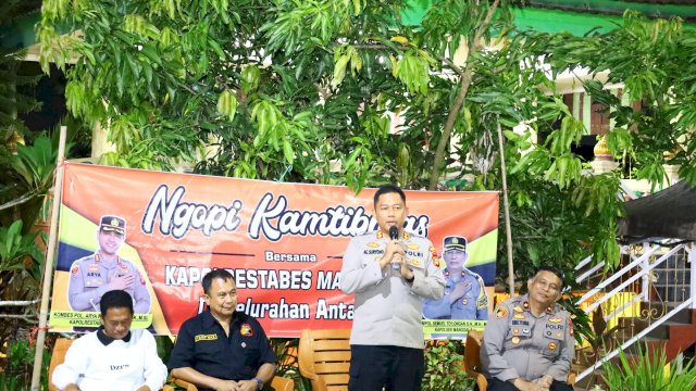Wakapolrestabes Makassar, AKBP Andi Erma Suryono, S.H., S.I.K., M.M., bersama warga Kelurahan Antang, Kamis, (7/8/2025) Foto : (ist)