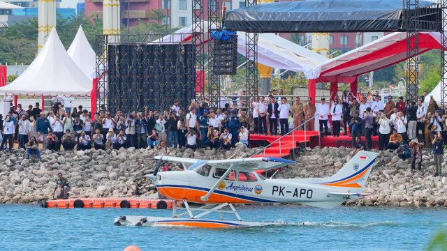 Pemprov sulsel uji coba penerbangan pesawat amfibi (seaplane) dan ground breaking pembangunan water aerodrome di Taman Andalan, CPI Makassar, Senin, 11 Agustus 2025.