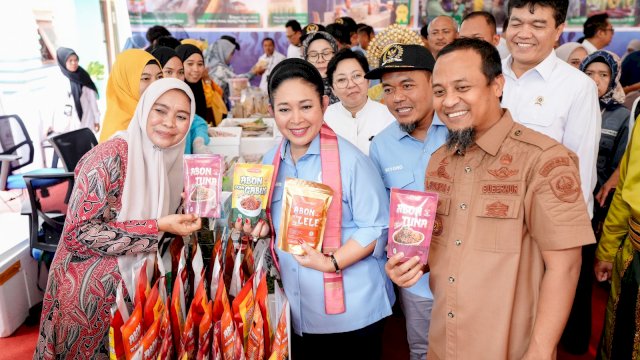 Gubernur Sulawesi Selatan Andi Sudirman Sulaiman dampingi Komisi IV DPR RI, Titiek Soeharto melakukan kunker di BPPMHKP Makassar, Senin (11/8/2025).