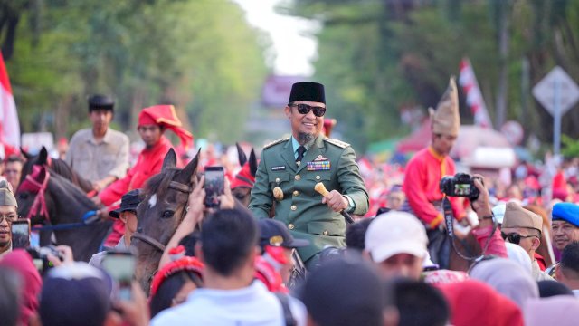 Gubernur Sulsel pimpin langsung Rangkain Peringatan HUT kemerdekaan RI ke-80 dengan menungani kuda dibarisan terdepan.