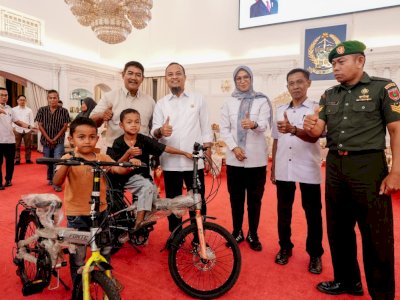 Tersentuh Kisahnya, Gubernur Sulsel Undang Bocah Viral ke Rujab dan Beri Sepeda