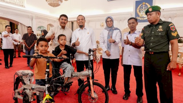Syamsul (7) dan Muh Aidil (7), siswa kelas 1 dan 2 SD Inpres Bertingkat Gowa. Keduanya tinggal bersama keluarga di Komplek Agus Salim, Jalan Beringin, Kecamatan Somba Opu.diberi hadiah dari gubernur sul-sel