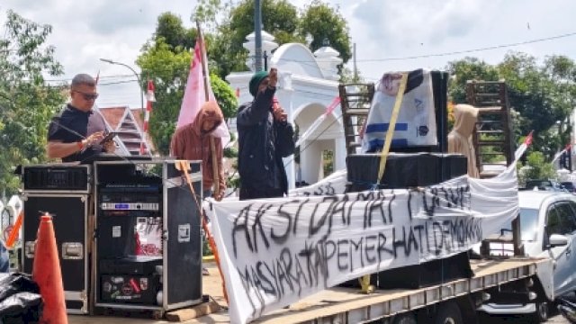 Demonstran dari berbagai elemen masyarakat berkumpul di Lapangan Merdeka lalu berdemo di depan Mapolres Bone, Sabtu 23 Agustus 2025