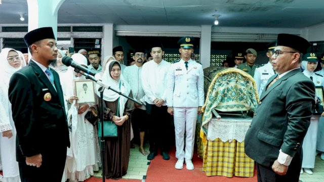 Gubernur Sulawesi Selatan Andi Sudirman Sulaiman melepas jenazah Mantan Sekretaris Provinsi Sulsel, Drs. H. Mappatoeroeng Parawansa, di kediamannya di Jalan Syekh Yusuf, Kabupaten Gowa, Minggu (24/8/2025).