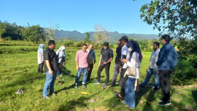 Tim Kemendikdasmen saat meninjau lokasi pembangunan sekolah unggulan KKSS di Desa Mappesangka, Kecamatan Ponre, Kabupaten Bone, Senin, 11 Agustus 2025. (Foto: Ist)