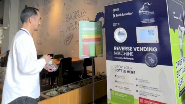 Reverse Vending Machine (RVM) di Mal Ratu Indah (MaRI), Makassar.