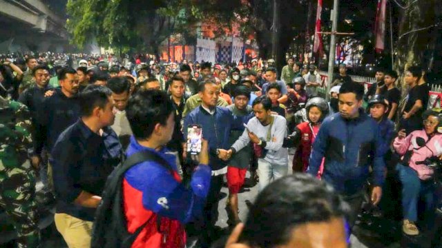 Gubernur Sulawesi Selatan, Andi Sudirman Sulaiman, turun langsung menemui massa aksi yang menggelar unjuk rasa di Kota Makassar,Jumat (29/8/2025) malam.