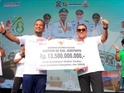 Andi Sudirman Sulaiman Serahkan Bantuan Keuangan Rp13,5 M untuk Revitalisasi Stadion dan UMKM di Jeneponto