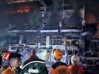 Makassar Membara, Kantor DPRD Makassar Ludes Di Bakar Massa, Aktivitas Pemerintahan Lumpuh Total