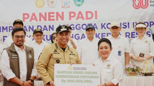 Ketua Komisi IV DPR RI Siti Hediati Hariyadi (Titiek Soeharto) menyalurkan bantuan benih jagung dari Kementan ke Bupati untuk Kabupaten Maros. (Foto: ist)