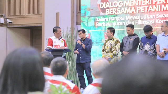 Menteri Pertanian Andi Amran Sulaiman bersama dengan para para Champion Petani Milenial di Kantor Pusat Kementerian Pertanian (Kementan), Kamis (14/08/2025). (Foto: Ist)