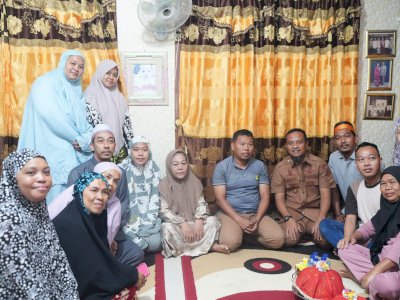 Kunjungi Rumah Duka Abay, Gubernur Sulsel Memberi bantuan untuk meringankan beban dan moril kepada keluarga yang ditinggalkan