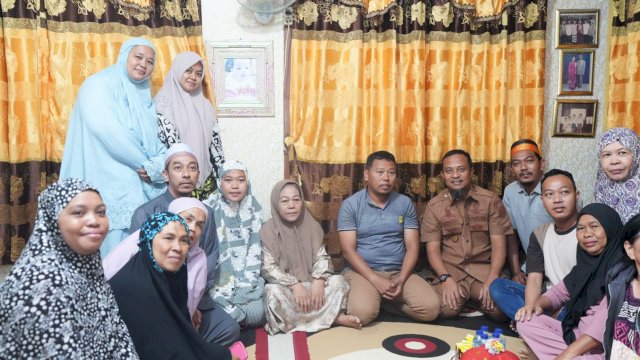 Kunjungi Rumah Duka Abay, Gubernur Sulsel Memberi bantuan untuk meringankan beban dan moril kepada keluarga yang ditinggalkan