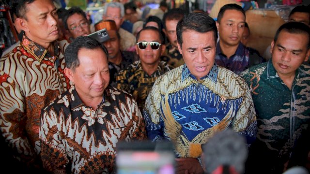 Mendagri Tito saat meninjau GPM di Pasar Palembang Jaya Km 5, Sumatera Selatan bersama Menteri Pertanian (Mentan) Andi Amran Sulaiman, Direktur Utama Perum Bulog Ahmad Rizal Ramdhani, dan jajaran, Jumat (5/9/2025).