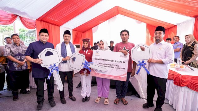 Gubernur Sulawesi Selatan Andi Sudirman Sulaiman dampingi Menteri Sosial RI Saifullah Yusuf (Gus Ipul) dan Walikota Makassar Munafri Arifuddin (Appi) saat meresmikan bantuan rumah layak huni untuk Naila dan warga kurang mampu di Kelurahan Untia Biringkanaya (5/9/2025)
