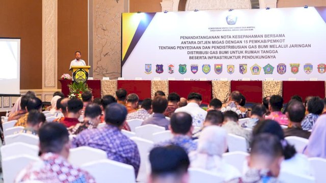 Gubernur Sulawesi Selatan Andi Sudirman Sulaiman menghadiri penandatanganan Nota Kesepahaman Bersama antara Kementerian Energi dan Sumber Daya Mineral (ESDM) Direktorat Jenderal Minyak dan Gas hotel BumiShangri-La, Jalan Jenderal Sudirman, Jakarta Pusat, Kamis (18/9/2025).