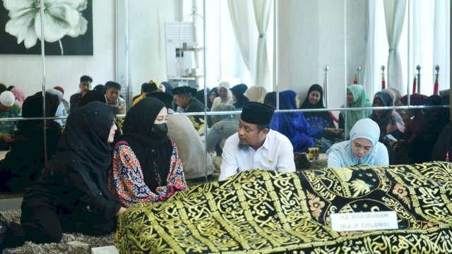 Andi Sudirman , duduk di sisi jenazah bersama Fatmawati Rusdi, serta memanjatkan doa untuk almarhumah.