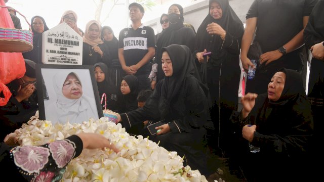 Prosesi Pemakaman Ibunda Wakil Gubernur Sulsel di Sidrap Penuh Khidmat dan Haru