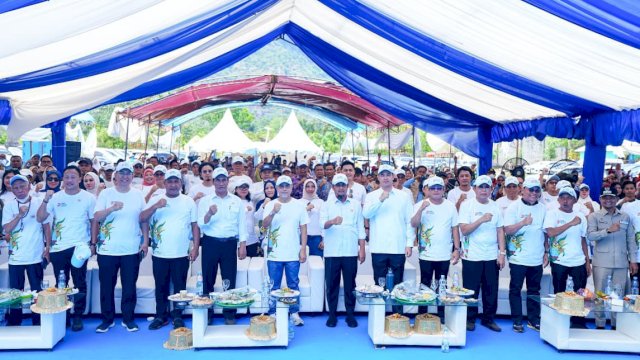 Gubernur Sulsel, Wakil Ketua DPD RI Tamsil Linrung, Menteri Pertanian RI Andi Amran Sulaiman, Wakil Ketua MPR RI Muhammad Akbar Supratman, Wakil Gubernur Maluku Abdullah Vanath, Forkopimda Sulsel, serta para Bupati se-Sulsel.