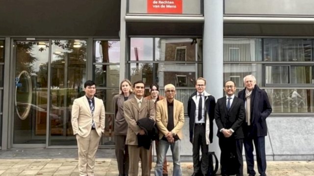 Michael de Castro (pengacara dari Filipina), Sarah Stapel (pengacara dari Belanda), Bremi A. Lawendatu (pelaut asal Indonesia), Maxime Eljon (pengacara dari Belanda), Rolan F. Garrido (pelaut asal Filipina), Frank Peters (pengacara dari Belanda), Gede Aditya Pratama (pengacara dari Indonesia), dan Kees van Ast (Yayasan Equal Justice Equal Pay) berfoto di depan Institut Hak Asasi Manusia Belanda