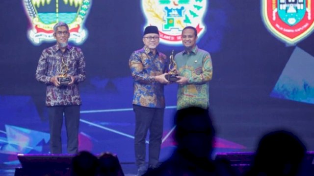 Menteri Koordinator Pangan, Zulkifli Hasan, memberika perhargaan Dalam acara Harmoni Indonesia kepada Gubernur Sulawesi Selatan, Andi Sudirman Sulaiman (11/09/2025)