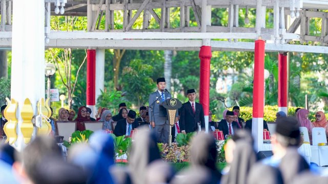 Gubernur Sulawesi Selatan, Andi Sudirman Sulaiman, bertindak sebagai Inspektur Upacara dalam peringatan Hari Kesaktian Pancasila yang digelar di Halaman Rumah Jabatan Gubernur Sulsel, Rabu (1/10/2025).