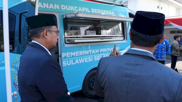 Gubernur Sulawesi Selatan, Andi Sudirman Sulaiman meluncurkan mesin pencetak KTP mobile pertama di Sulsel, senin 1/10/2025