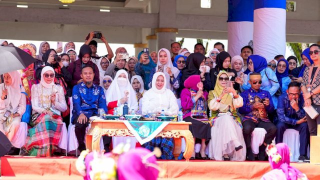 Ketua Tim Penggerak PKK Sulsel, Naoemi Octarina Sudirman, memberikan total hadiah sebesar Rp300 juta kepada para peserta jambore