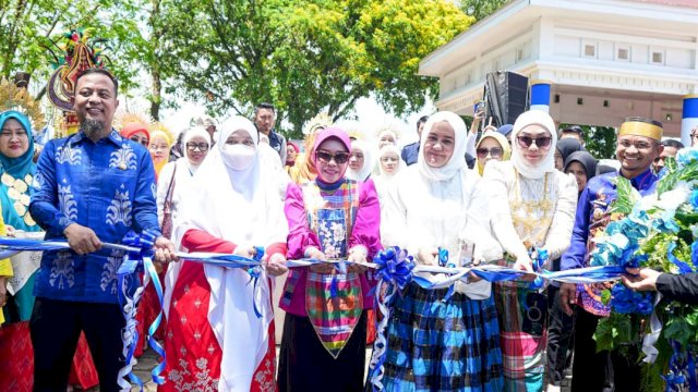 Gubernur Sulsel Lepas Puluhan Ribu Peserta Jambore PKK 2025 di Bone
