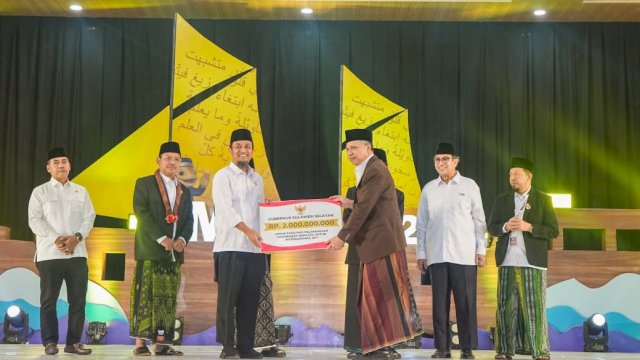 Andi Sudirman saat menghadiri Musabaqah Qira’atil Kutub (MQK) Tingkat Nasional dan Internasional pertama tahun 2025 di Pondok Pesantren As’adiyah Sengkang, Kabupaten wajo