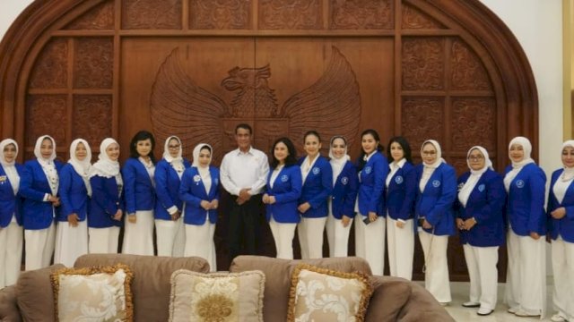 Ketua Umum IWAPI, Nita Yudi beserta staf dan mentan Andi Amran Sulaiman