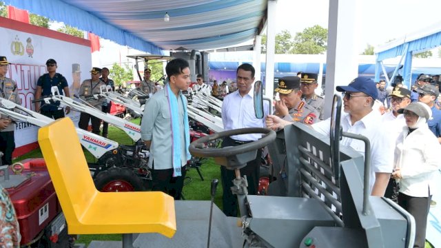 Menteri Pertanian Andi Amran Sulaiman menampingi Wapres Gibran Tanam Jagung Serentak di Banten, Rabu (8/10/2025). Foto: Humas Kementan