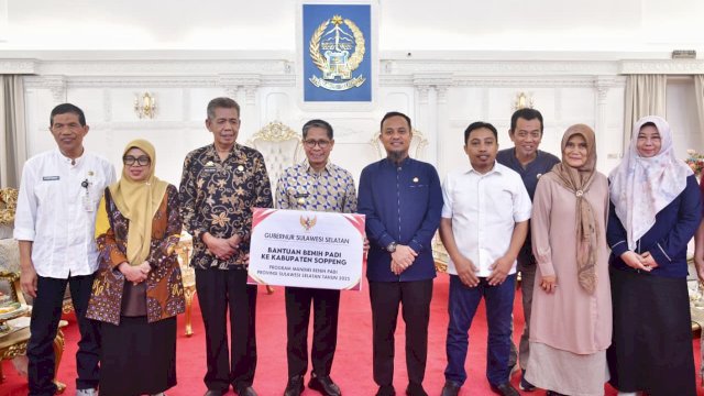 Gubernur Sulawesi Selatan, Andi Sudirman Sulaiman, secara simbolis menyerahkan bantuan mandiri benih padi untuk musim tanam Oktober 2025–Maret 2026 kepada Kabupaten Soppeng dan Sidrap.