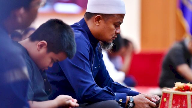 Andi Sudirman Sulaiman, menghadiri Kajian Islam Ilmiah yang dibawakan oleh Ustadz Mufassir Arif, Lc., M.A. di Aula Asta Cita, Rumah Jabatan Gubernur Sulsel, Jumat (10/10/2025).