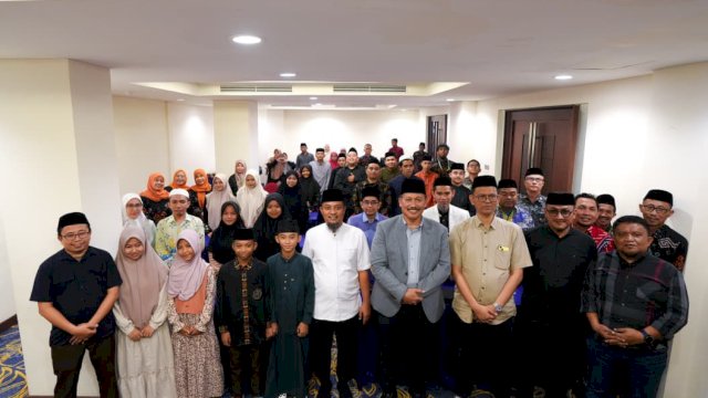 Andi Sudirman Sulaiman melepas 22 peserta kafilah asal Sulsel yang akan bertanding dalam ajang Seleksi Tilawatil Qur’an dan Hadist (STQH) Nasional XXVIII Tahun 2025 di Kendari Sulawesi Tenggara, Sabtu (11/10/2025) kemarin.