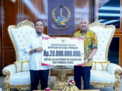 Gubernur Andi Sudirman Serahkan Rp20 Miliar untuk Infrastruktur dan UMKM ke Pemkab Pinrang
