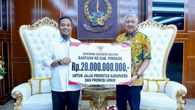Gubernur Andi Sudirman Serahkan Rp20 Miliar untuk Infrastruktur dan UMKM ke Pemkab Pinrang