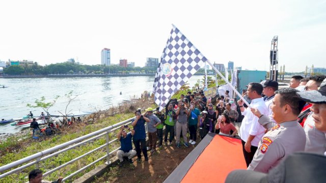 Gubernur Sulawesi Selatan Andi Sudirman Sulaiman secara resmi membuka Katinting Race 2025 yang berlangsung di Taman Andalan Center Point of Indonesia (CPI), Makassar, pada Jumat (24/10/2025).