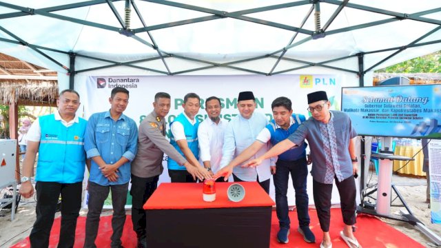 Gubernur Sulawesi Selatan Andi Sudirman Sulaiman menghadiri peresmian Listrik Desa Sulsel SuperSUN di Pulau Samalona, Kecamatan Ujung Pandang, Kota Makassar, Jumat (24/10/2025). 