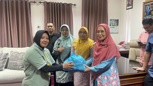 Tebar Berkah Ramadhan, FUF UIN Alauddin Makassar Salurkan 110 Paket Ramadhan Untuk CS hingga Tendik