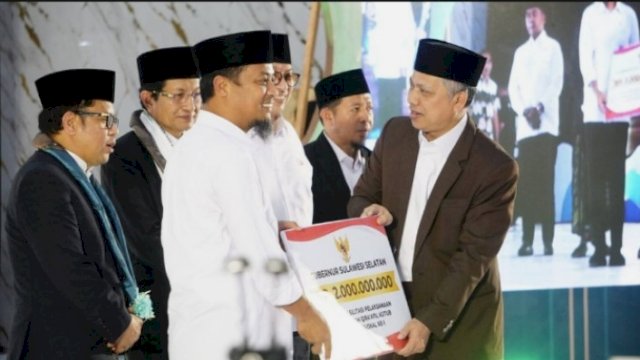 Gubernur Sulawesi Selatan, H. Andi Sudirman Sulaiman, ST., memberikan apresiasi tinggi terhadap penyelenggaraan Musabaqah Qira’atil Kutub Internasional (MQKI) pertama tahun 2025 yang digelar di Kampus III Macanang, Pondok Pesantren As’adiyah, Kabupaten Wajo, Kamis (2/10/2025).