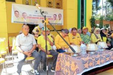 Dalam rangka HUT 61 Partai Golkar, NH sumbang 1.000 paket sembako ke DPD I Partai Golkar Sulsel