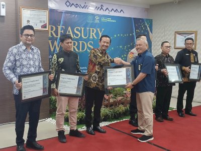 UIN Alauddin Makassar Raih Treasury Awards KPPN II Makassar Kategori Transaksi CMS Tertinggi
