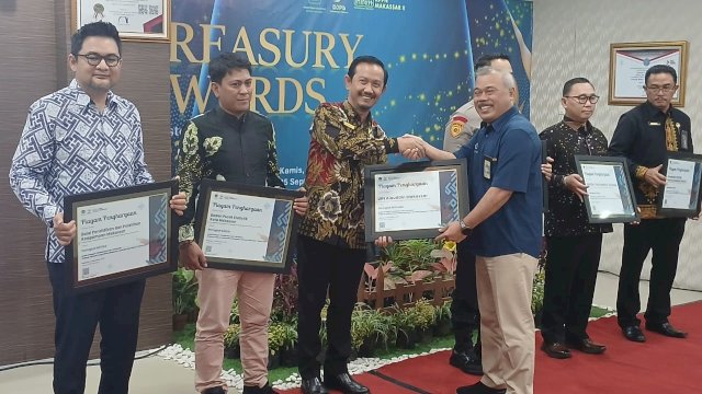 UIN Alauddin Makassar Raih Treasury Awards KPPN II Makassar Kategori Transaksi CMS Tertinggi