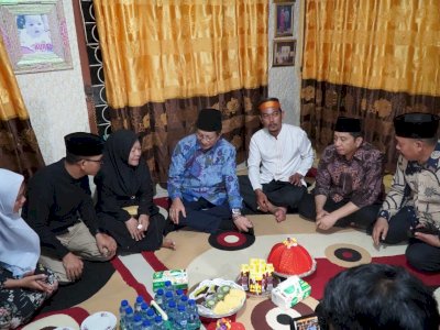 Rektor UIN Alauddin Dampingi Menteri Agama Kunjungi Rumah Duka Staf Humas DPRD Makassar